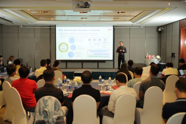 Giám đốc Công nghệ Mi2 JSC - Ông Nguyễn Văn Sơn trình bày tại hội thảo Đối tác
