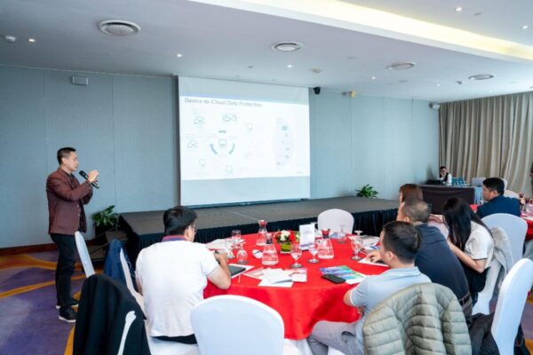 Ông Tạ Đình Đức – Giám đốc phát triển kinh doanh của Trellix tại Việt Nam giới thiệu về Trellix