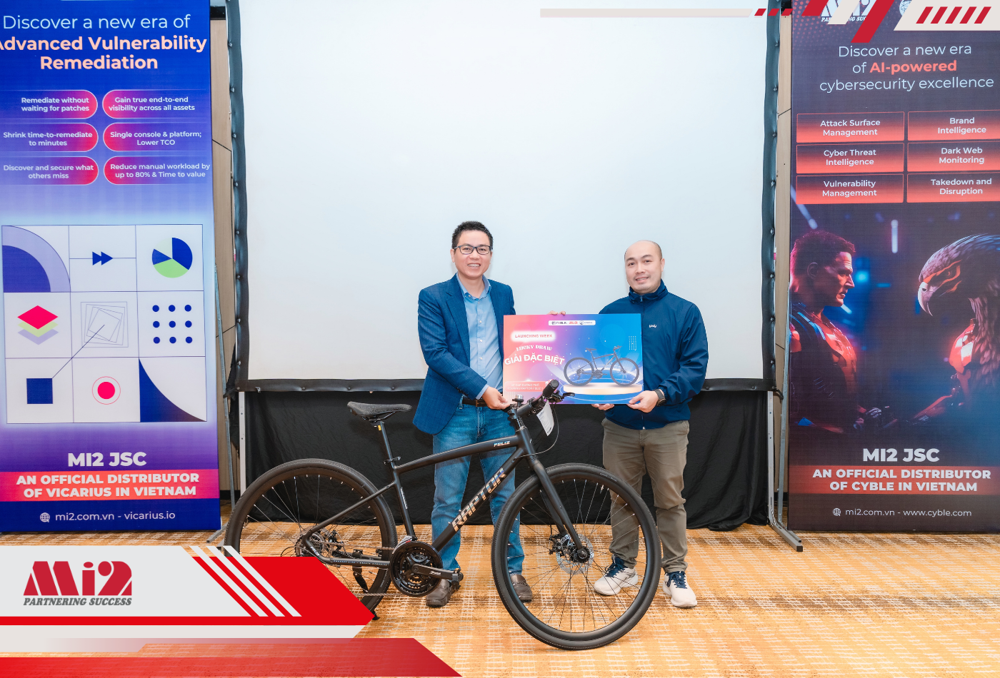 Đối tác may mắn nhận được phần quà từ Ban tổ chức tại Hà Nội