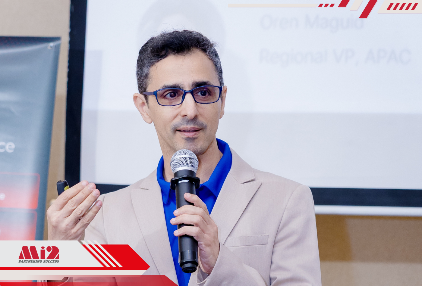 Ông Oren Maguid trong phiên trình bày của mình