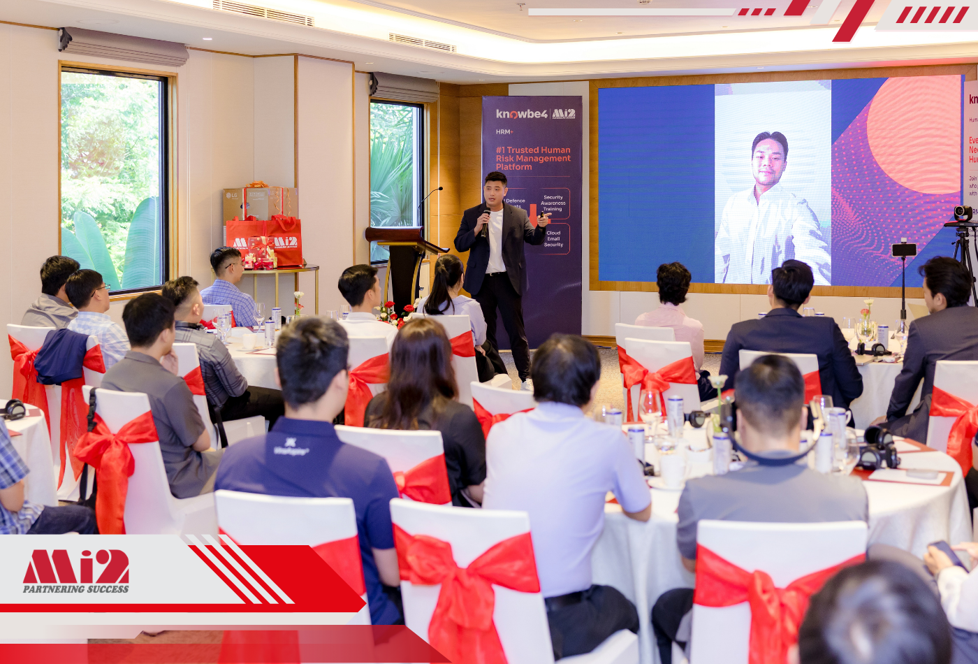 Ông Alex Low nhấn mạnh yếu tố con người là một trong những rủi ro lớn nhất đối với doanh nghiệp