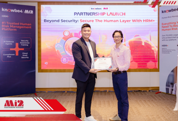 Nghi thức trao chứng nhận ghi nhận sự hợp tác giữa Mi2 và KnowBe4