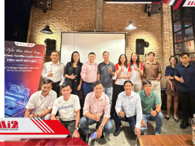 Ban tổ chức Mi2 JSC chụp ảnh lưu niệm cùng các khách mời tham dự hội thảo
