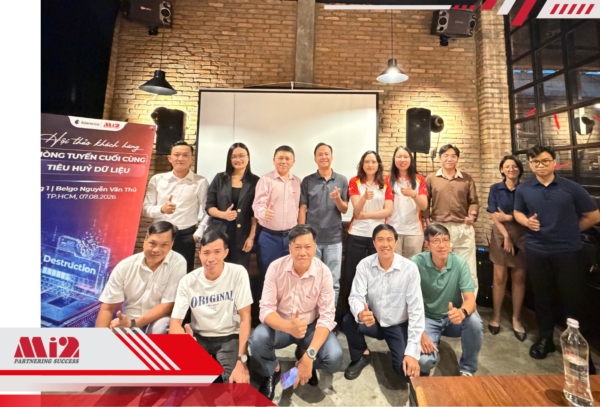 Ban tổ chức Mi2 JSC chụp ảnh lưu niệm cùng các khách mời tham dự hội thảo