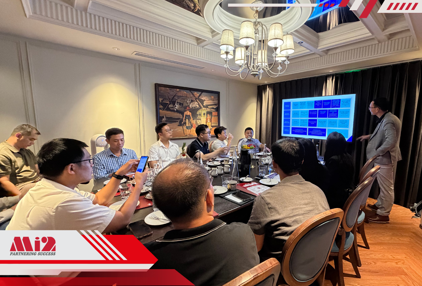 Ông Vũ Ngọc Anh - Enterprise Account Manager, Trellix Việt Nam trình bày về kiến trúc bảo mật Hybrid.