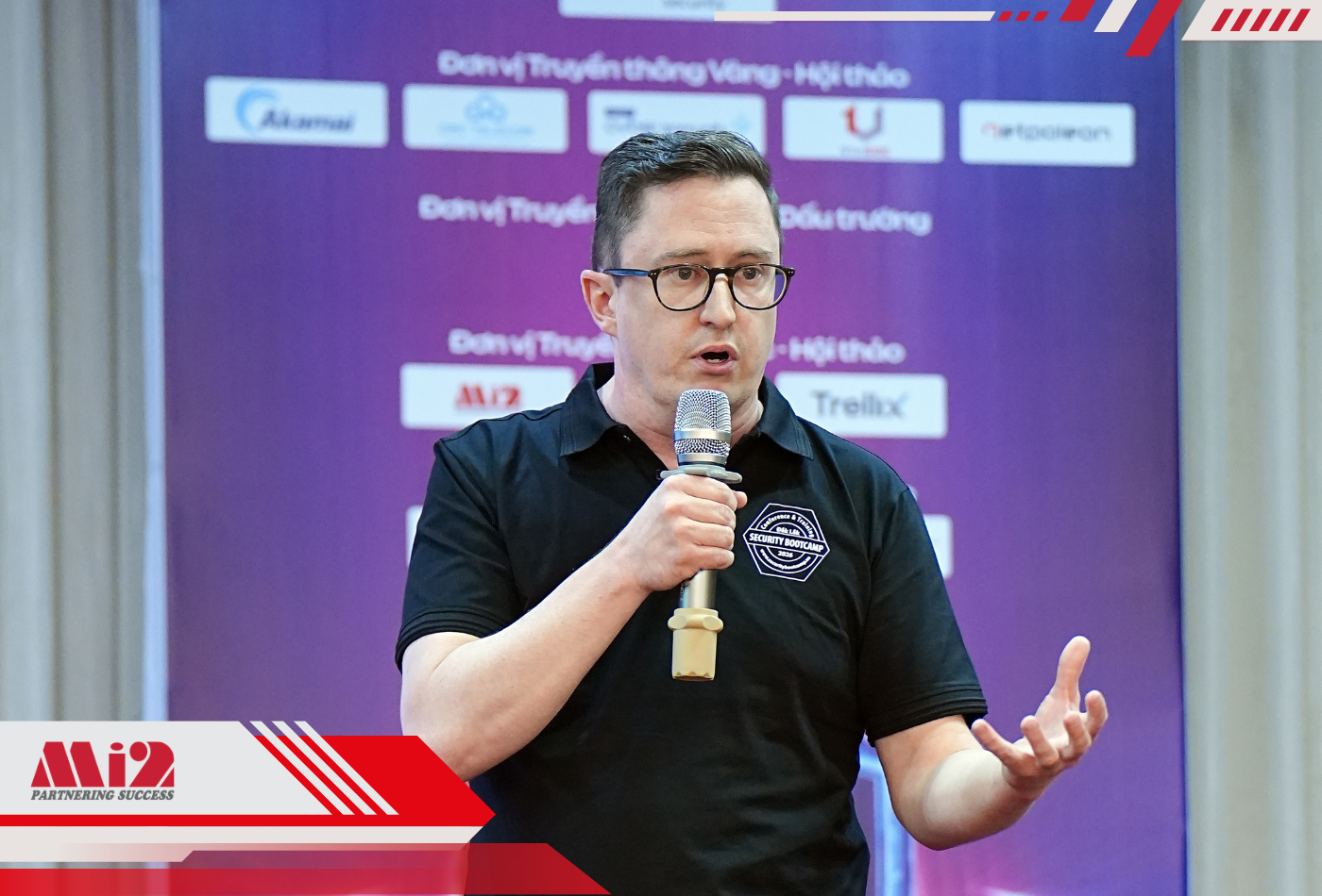 Ông James Murphy - diễn giả của buổi tham luận - chia sẻ chuyên môn về cách tiếp cận Threat Hunting chủ động trong môi trường an ninh mạng hiện đại