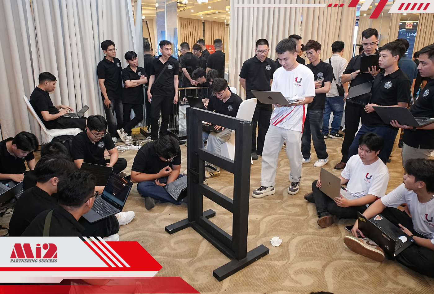 Không khí tranh tài sôi nổi của các đội thi với những bài thực hành và tình huống an ninh mạng chuyên sâu