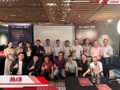 Đại diện các tổ chức Tài chính cùng đại diện Mi2 JSC và KnowBe4 chụp ảnh lưu niệm khép lại hội thảo