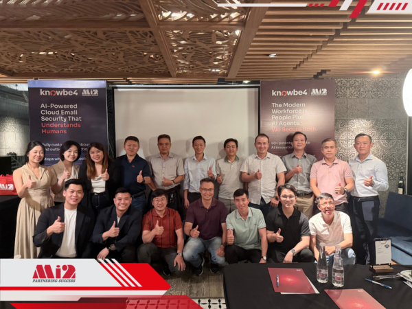Đại diện các tổ chức Tài chính cùng đại diện Mi2 JSC và KnowBe4 chụp ảnh lưu niệm khép lại hội thảo