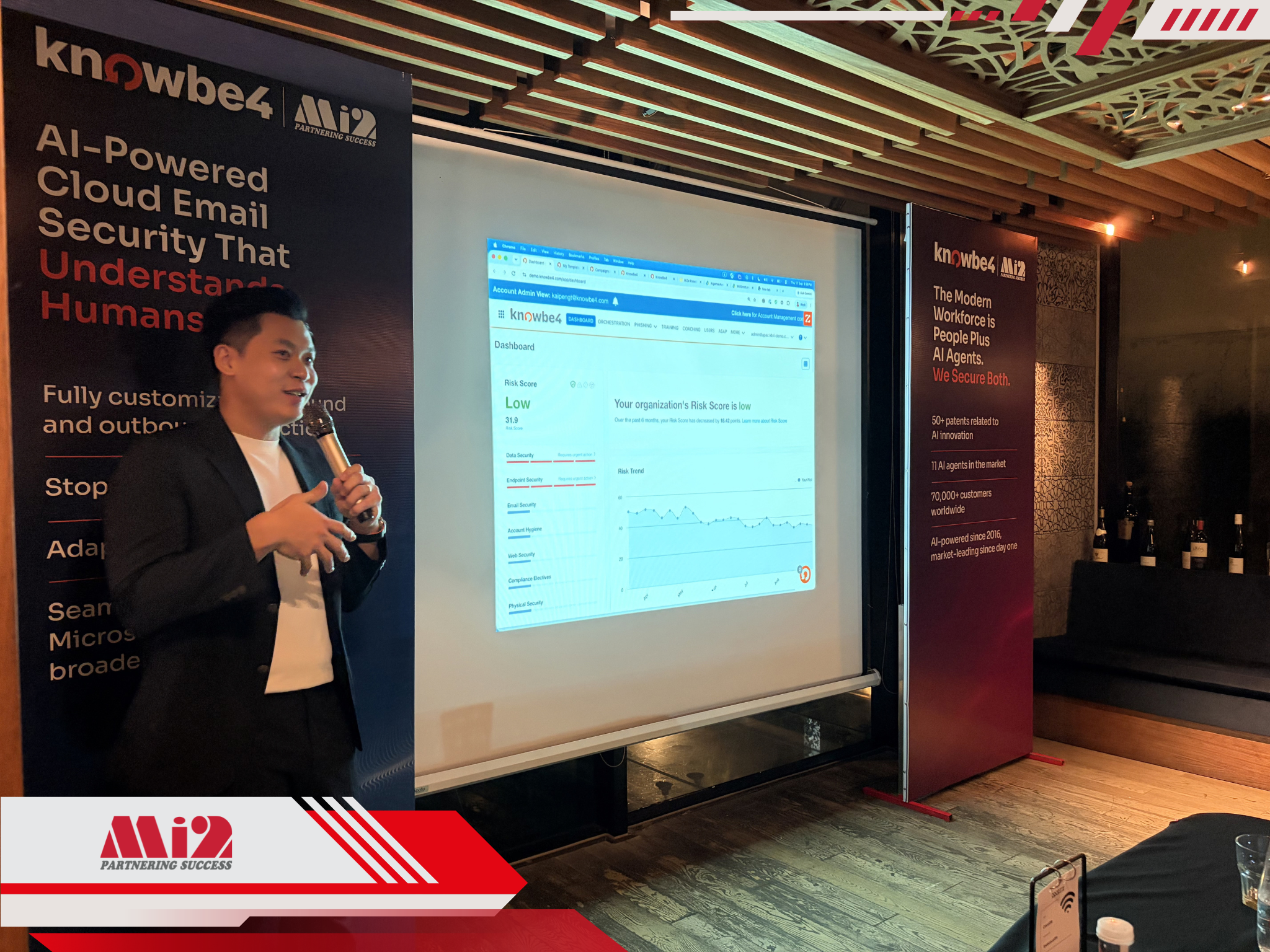 Ông Kai Peng Tan – Regional Channel Sales Engineer, KnowBe4, trình bày live demo các tính năng bảo mật trên nền tảng.